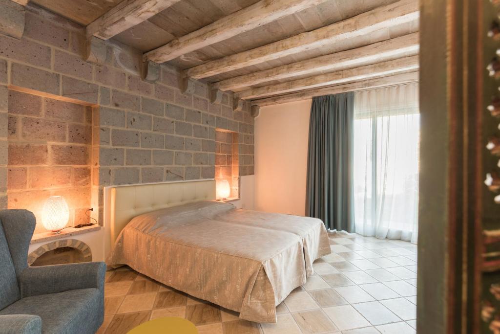 A bed or beds in a room at La Petite Maison