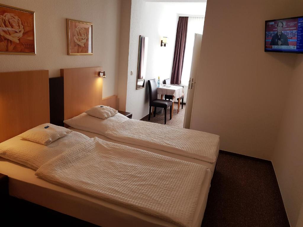 Postel nebo postele na pokoji v ubytování Hotel zum Anker