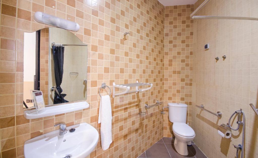 Koupelna v ubytování INOU Hotel