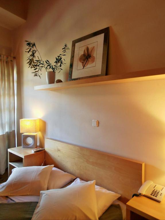 A bed or beds in a room at Ilios Studios