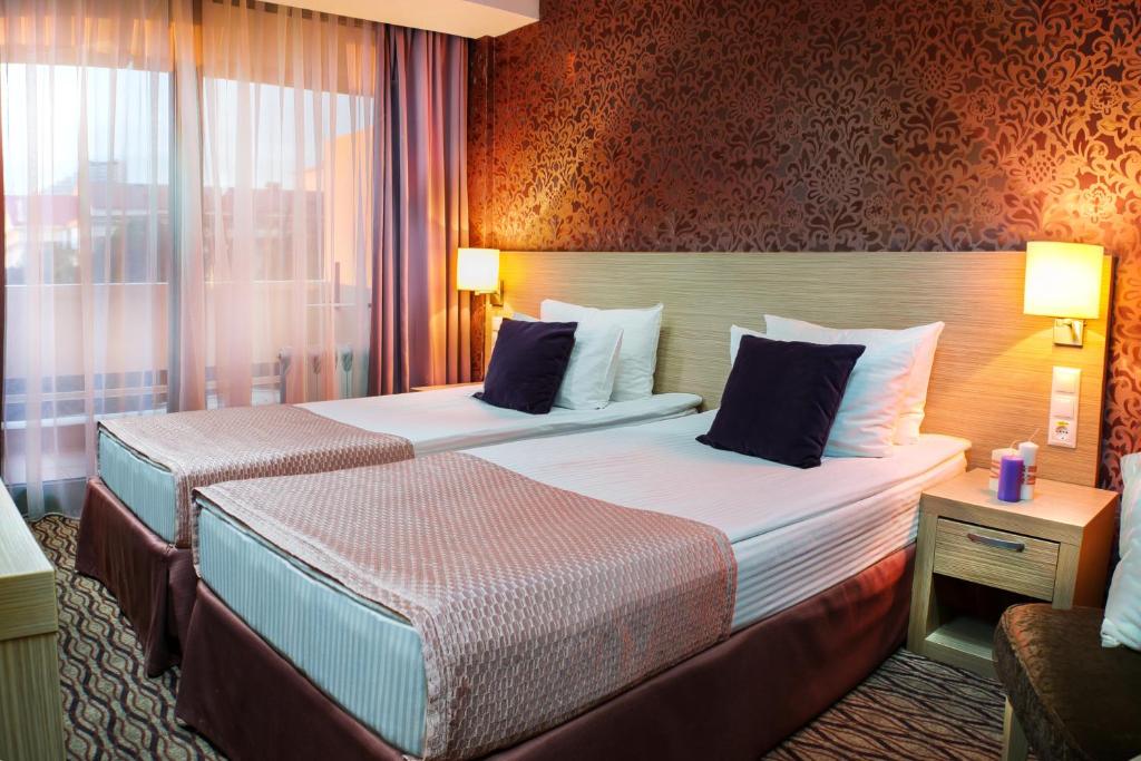 Postel nebo postele na pokoji v ubytování Zhemchuzhina Grand Hotel