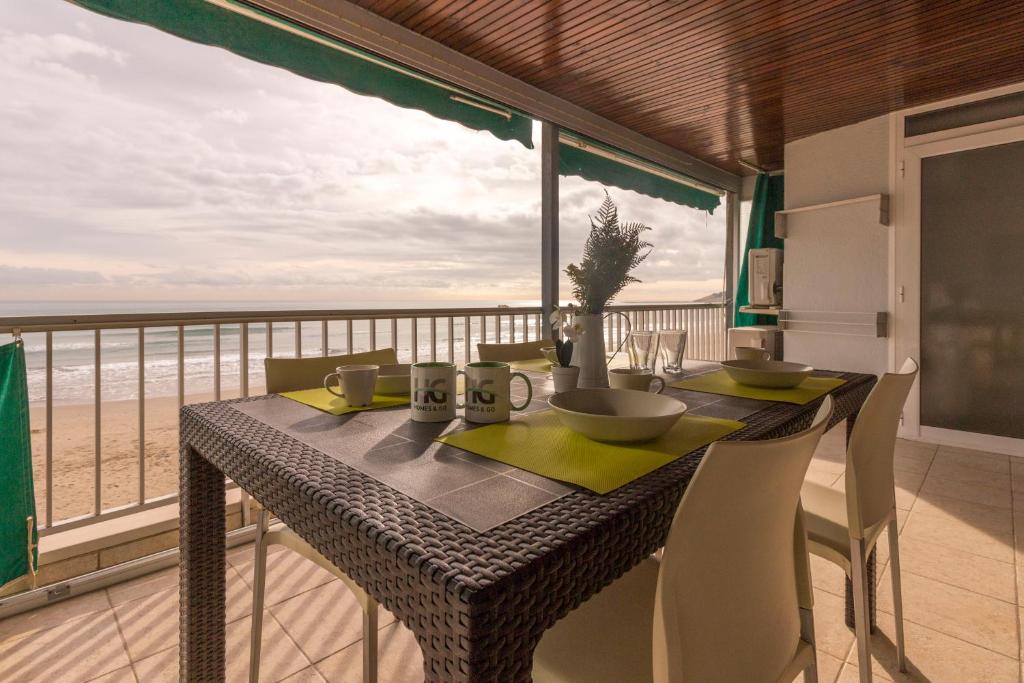a dining room table with a view of the ocean at Homes & Go Bell Reco Deluxe I in La Pineda