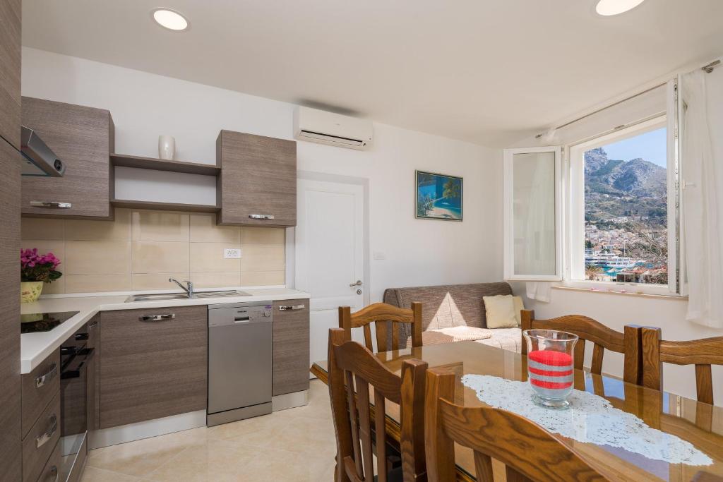 Una cocina y un comedor con una mesa y un comedor. en Sandy Beach Apartment, en Omiš