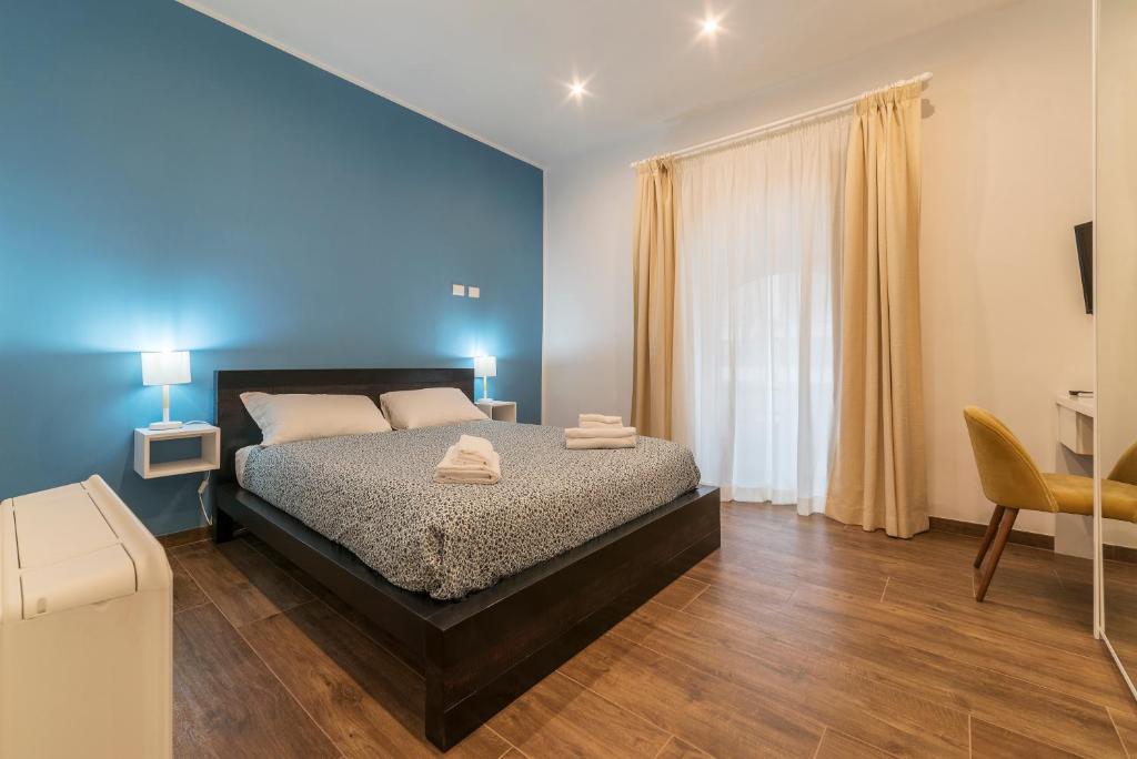 羅馬的住宿－Guest House Sallustiano，一间卧室设有一张床和蓝色的墙壁