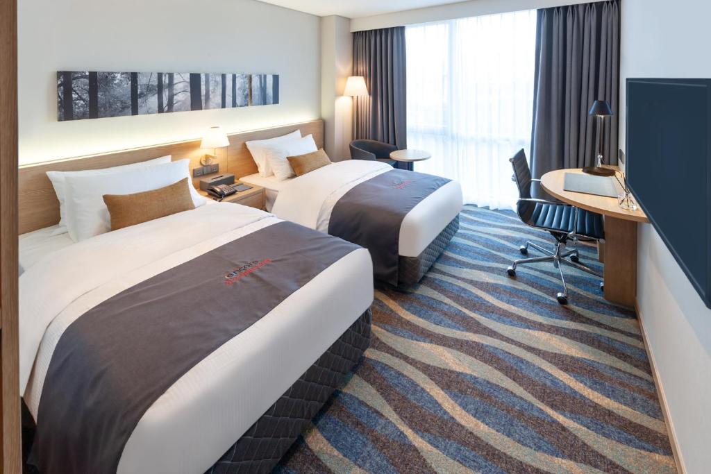 Postel nebo postele na pokoji v ubytování Ramada Encore by Wyndham Gimpo Han River Hotel