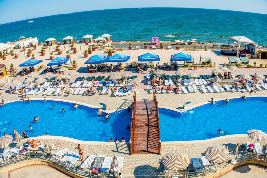 an overhead view of a pool with chairs and umbrellas at Aysberq Resort in Baku