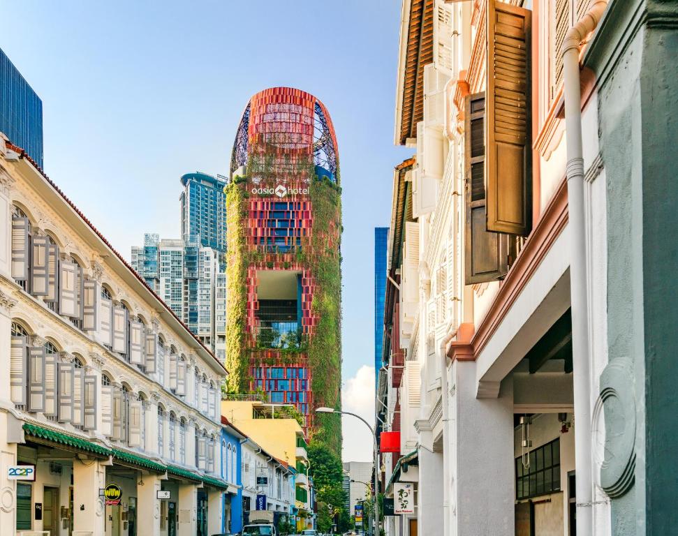 vistas a un edificio de una ciudad con edificios en Oasia Hotel Downtown, Singapore by Far East Hospitality, en Singapur