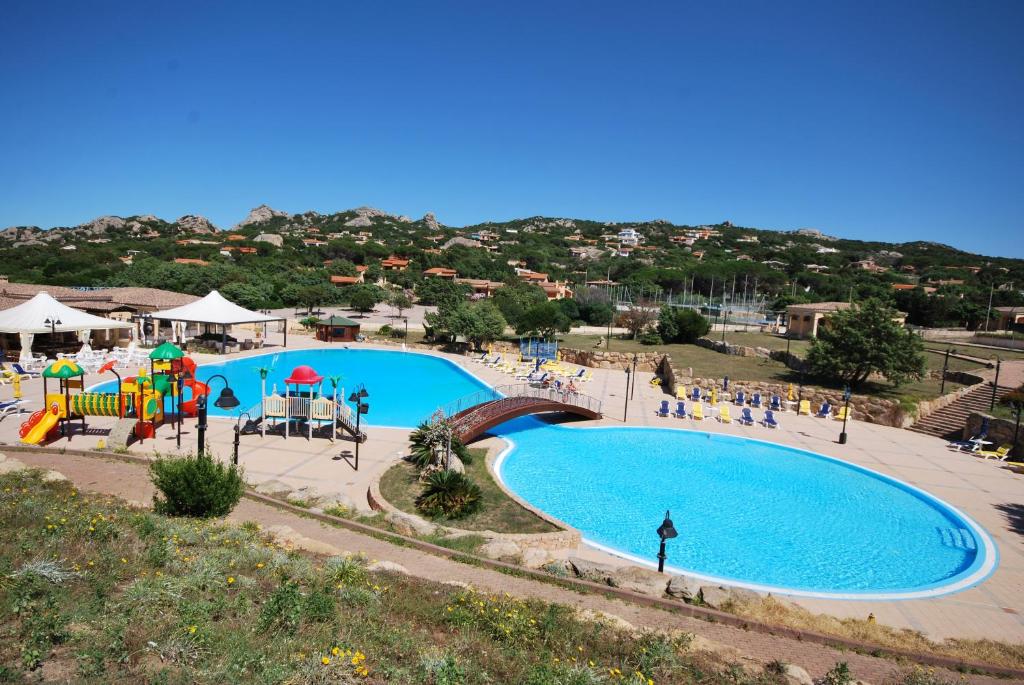 una grande piscina con persone che lo circondano di Residence Rena Majore a Rena Majore