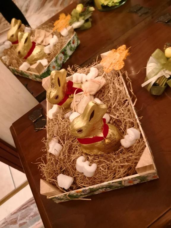 een tafel met houten konijnen en nesten bij B&B MANITO in Lavena Ponte Tresa