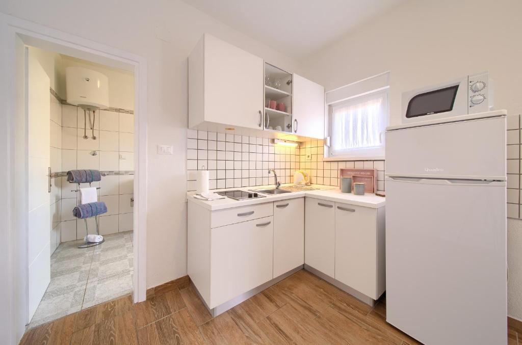 Kuchyňa alebo kuchynka v ubytovaní Apartments Braut Krk