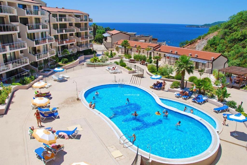 una imagen de una piscina en un complejo en BH Rialto, en Sveti Stefan