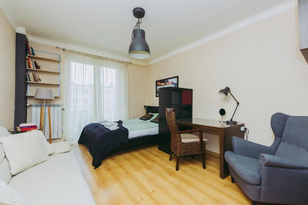 a room with a desk and a bed and a chair at ShortStayPoland Leszno (B53) in Warsaw