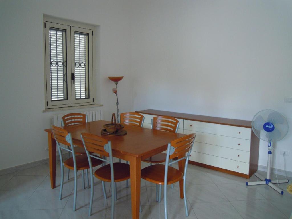 una sala da pranzo con tavolo e sedie in legno di La Casa di Alessandra a Pescara