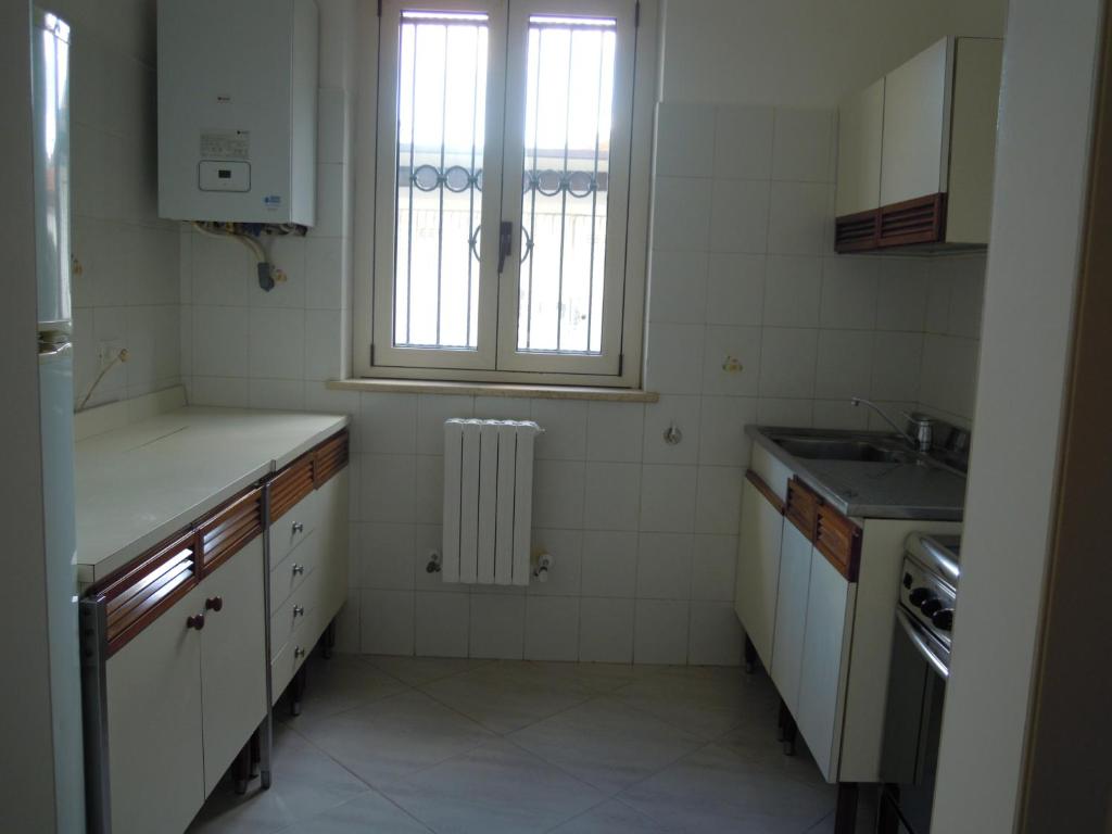 małą kuchnię ze zlewem i oknem w obiekcie La Casa di Alessandra w mieście Pescara