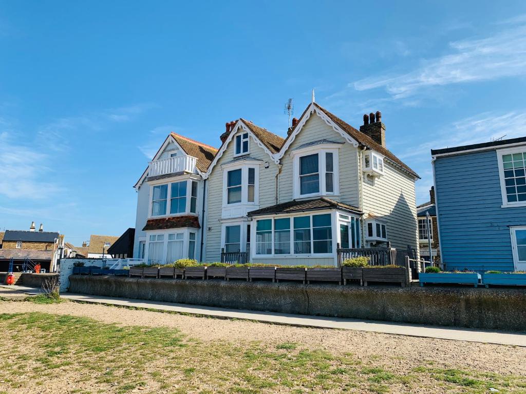 ein großes weißes Haus auf der Straßenseite in der Unterkunft The Ness in Whitstable