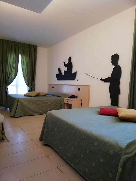 Een bed of bedden in een kamer bij Hotel Fioroni