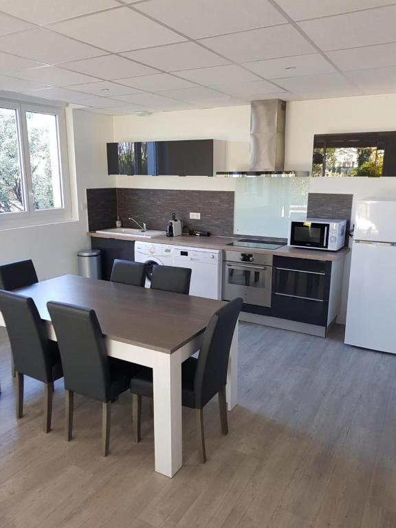 Kuchyň nebo kuchyňský kout v ubytování Logis Hôtel Le Relais