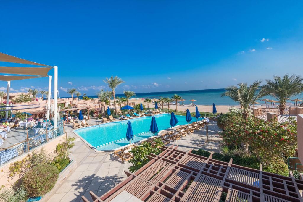 - une vue sur la plage depuis le balcon du complexe dans l'établissement Shams Prestige Abu Soma (Adults Only), à Hurghada