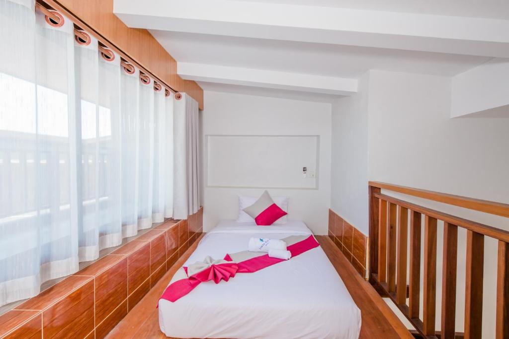 Postel nebo postele na pokoji v ubytování Lanta Ray Bay Hotel