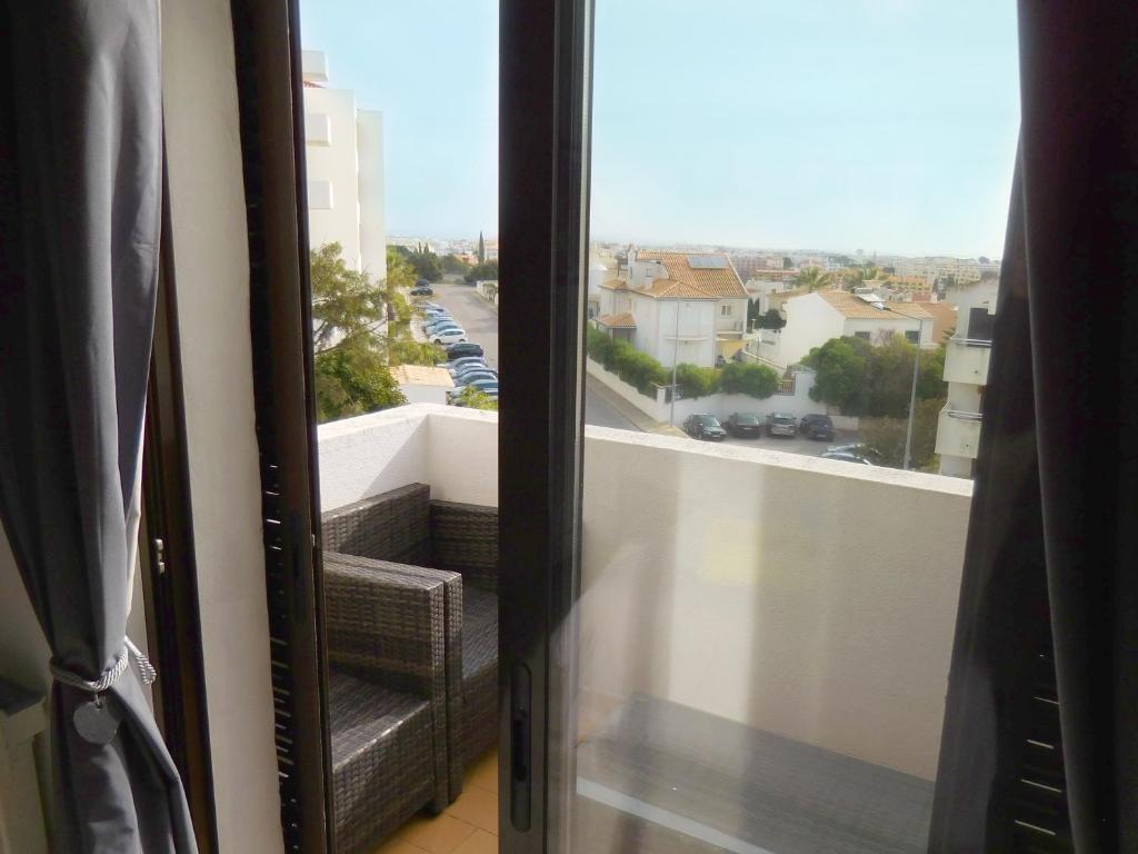 vistas a un balcón con vistas a la ciudad en Apartamento Deluxe Quinta da Bellavista by Umbral, en Albufeira