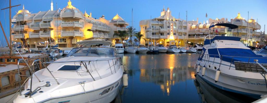 Nordic 1 bedroom apartment on Island complex in marina ...