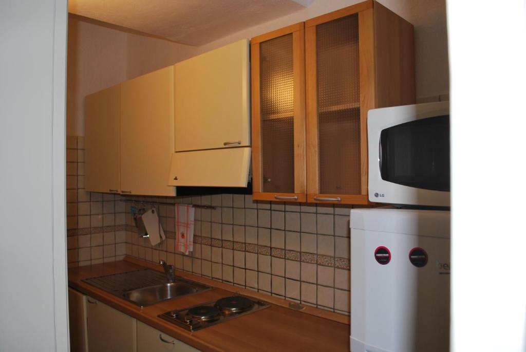 een kleine keuken met een wastafel en een magnetron bij Residence Casale Mostacciano in Rome