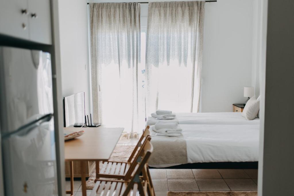 una camera da letto con un letto, una scrivania e una finestra di BEST HOUSE, Town View Appartment, Gounari, Patra a Patra