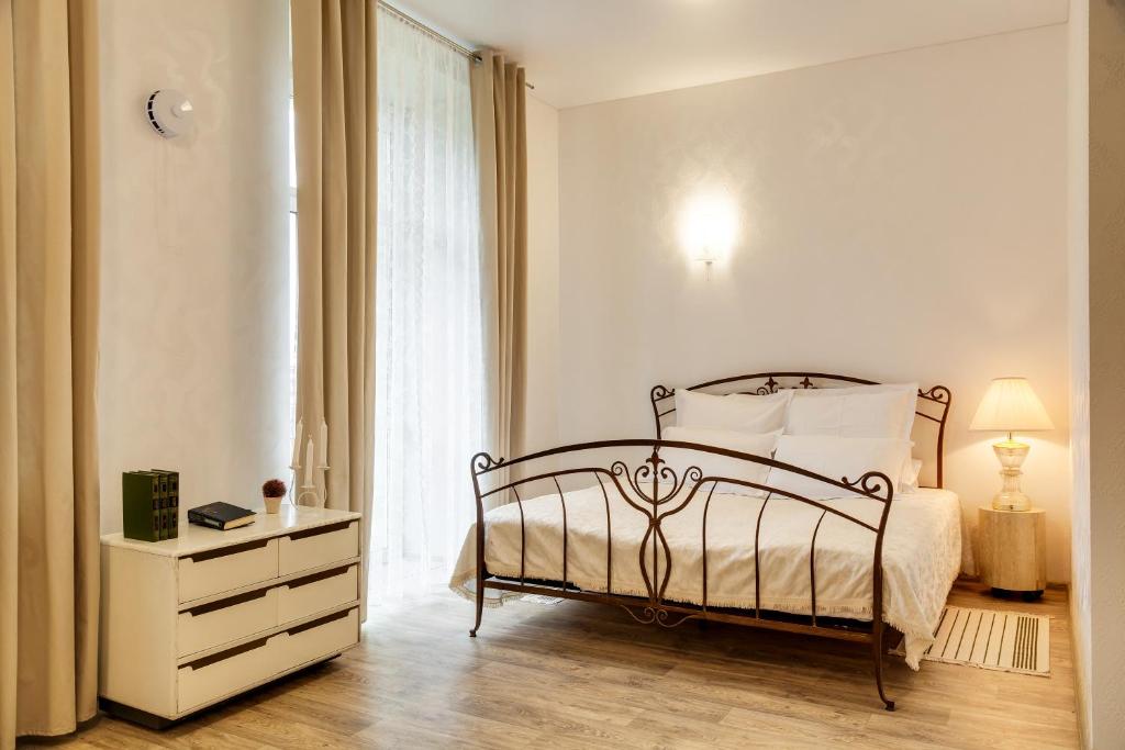 イジェフスクにあるApril Spa-Hotelのベッドルーム1室(ベッド1台、ドレッサー、窓付)