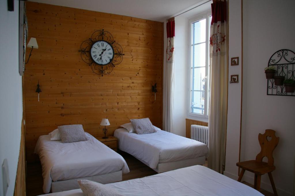 Postel nebo postele na pokoji v ubytování Queen Serenity Hotel