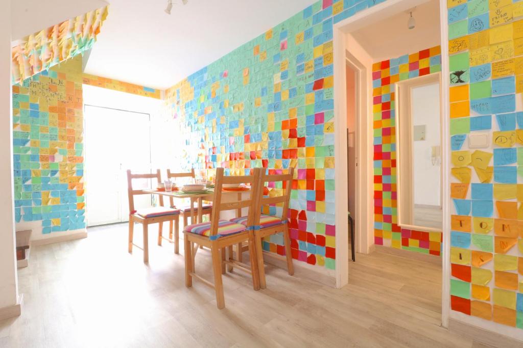 een eetkamer met een tafel en een kleurrijke muur bij 7564 Post-its in Lissabon