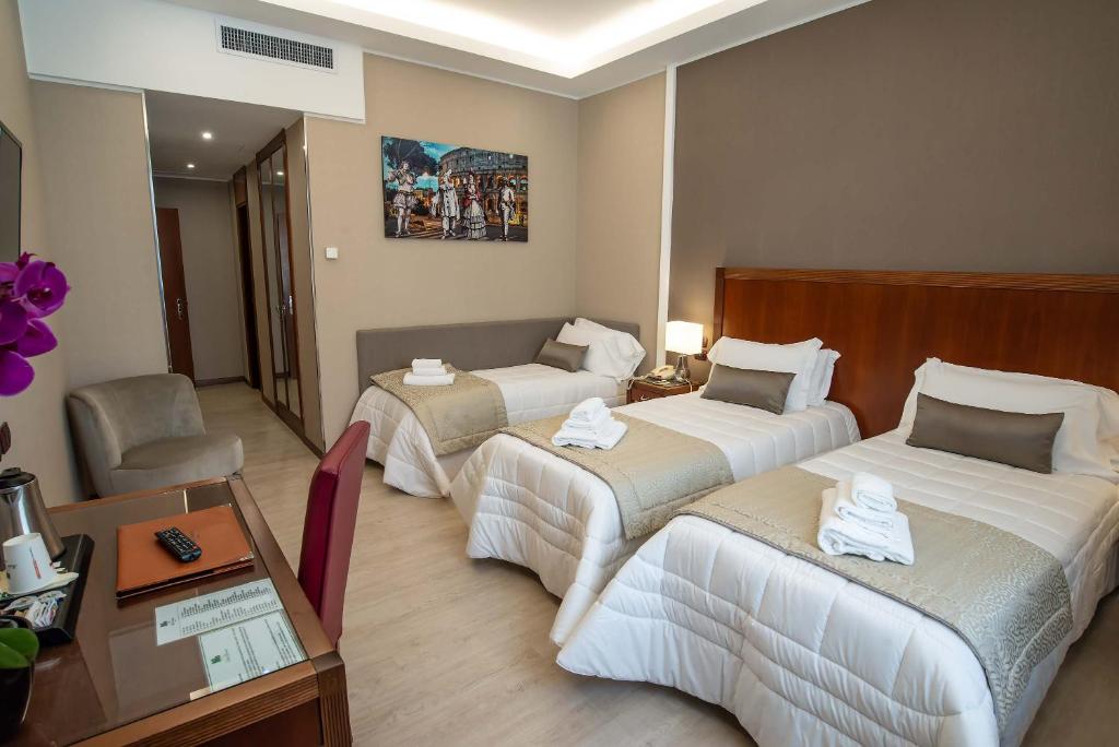 Postel nebo postele na pokoji v ubytování Hotel Genova