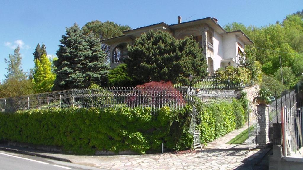 リッコ・デル・ゴルフォ・ディ・スペーツィアにあるMatilde's Houseの前に柵のある家