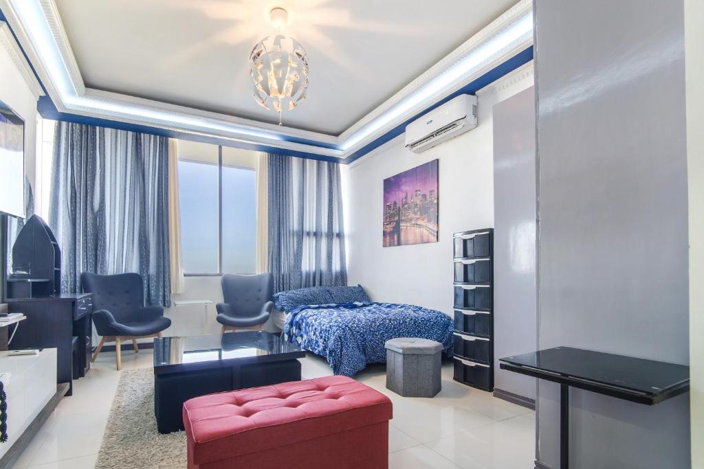 um quarto com uma cama e uma sala de estar em Avenir Condo for rent near IT Park Cebu with FREE Netflix, 49-inch Samsung Curve TV em Cebu