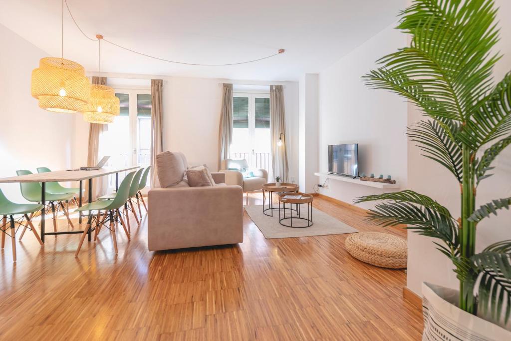 Una sala de estar con un sofá y un comedor. en Bravissimo Sunset, en Girona