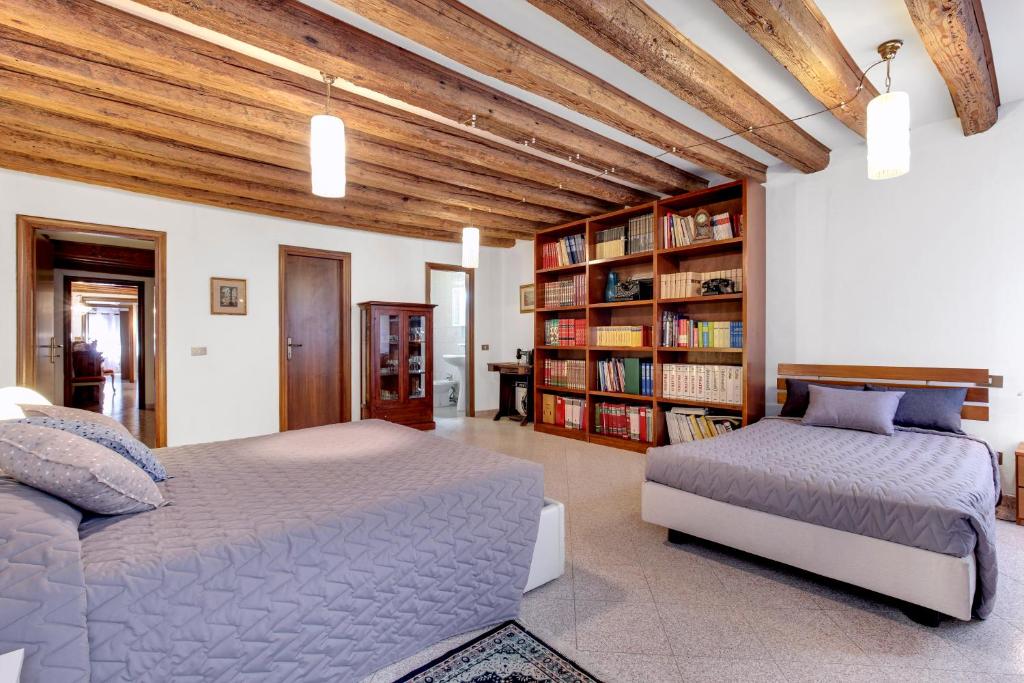 ヴェネツィアにあるCa Serenissimaのベッドルーム(ベッド2台、本棚付)