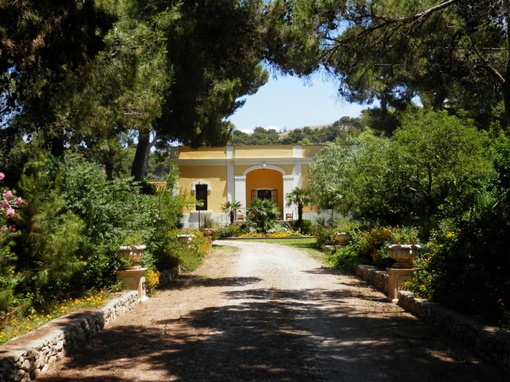 una entrada que conduce a una casa con árboles y flores en Dimora Relais Excelsa, en Gallipoli