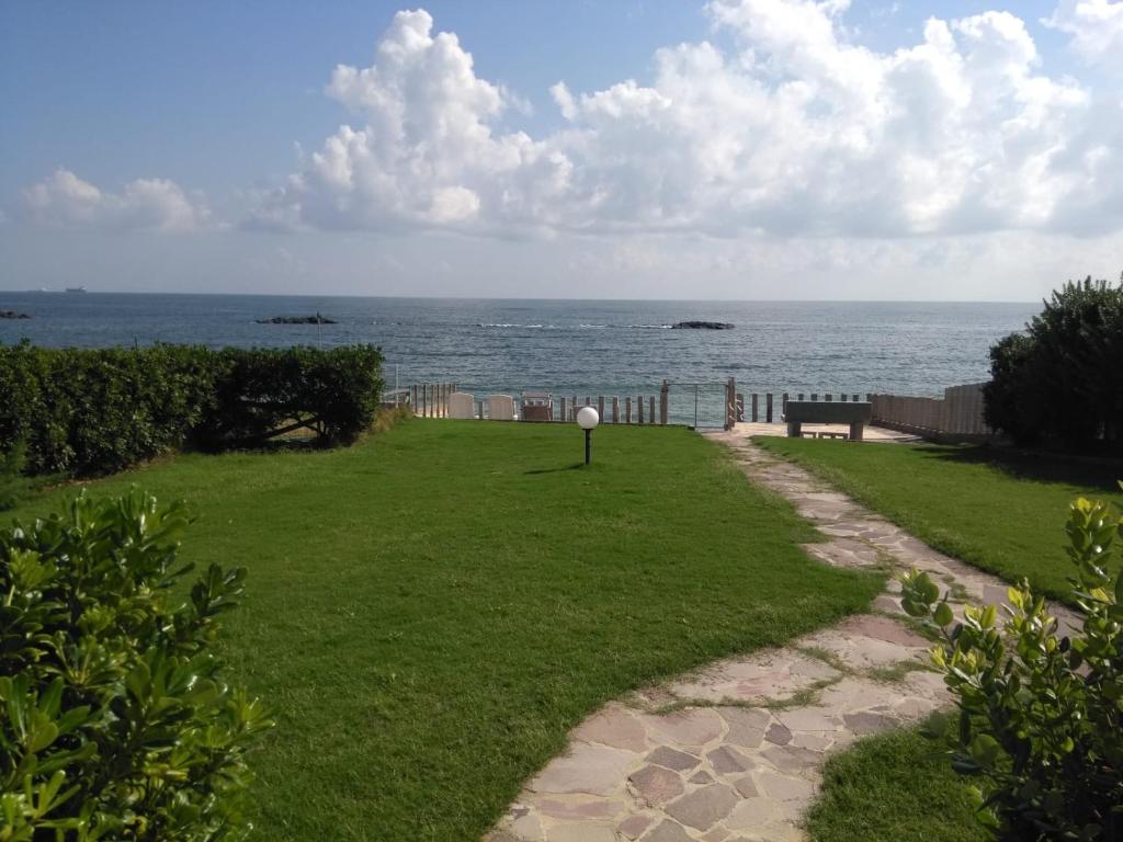 een grasveld met uitzicht op de oceaan bij Villa Pula Mare in Pula