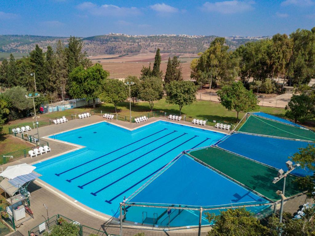 Vaizdas į baseiną apgyvendinimo įstaigoje Holiday Village Kibbutz Mizra arba netoliese