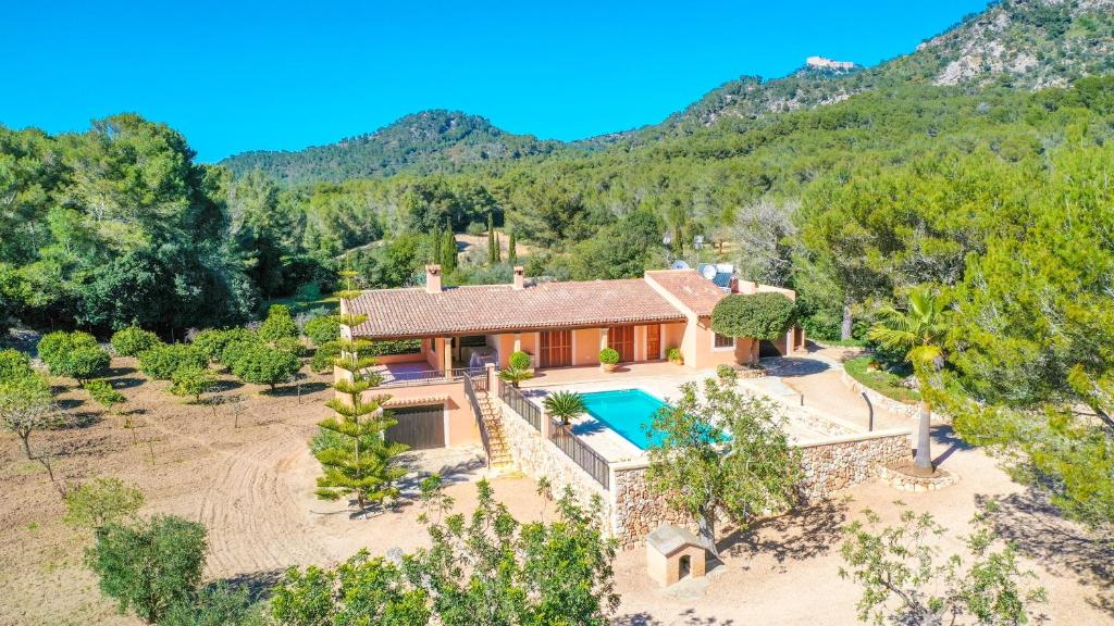 una vista aérea de una casa con piscina en Villa Bell Lloc by Alquilair, en Felanitx
