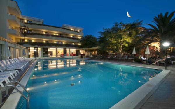 una gran piscina frente a un edificio en Park Hotel Kursaal, en Misano Adriatico