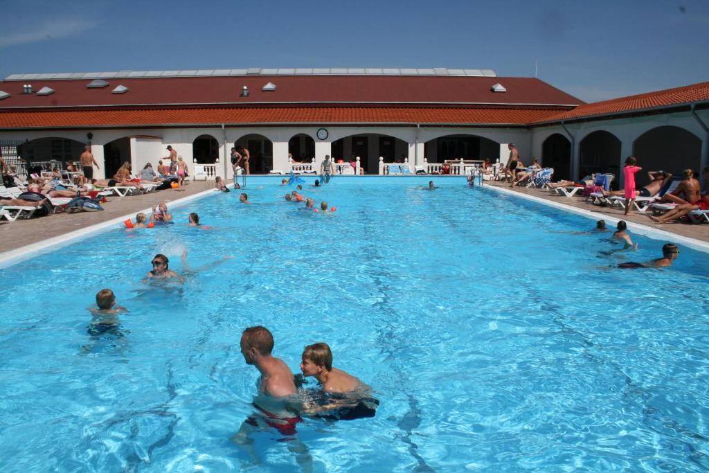 eine Gruppe von Personen, die in einem Schwimmbad schwimmen in der Unterkunft Feriepark Langeland Emmerbølle (Feriepark Langeland) in Emmerbølle