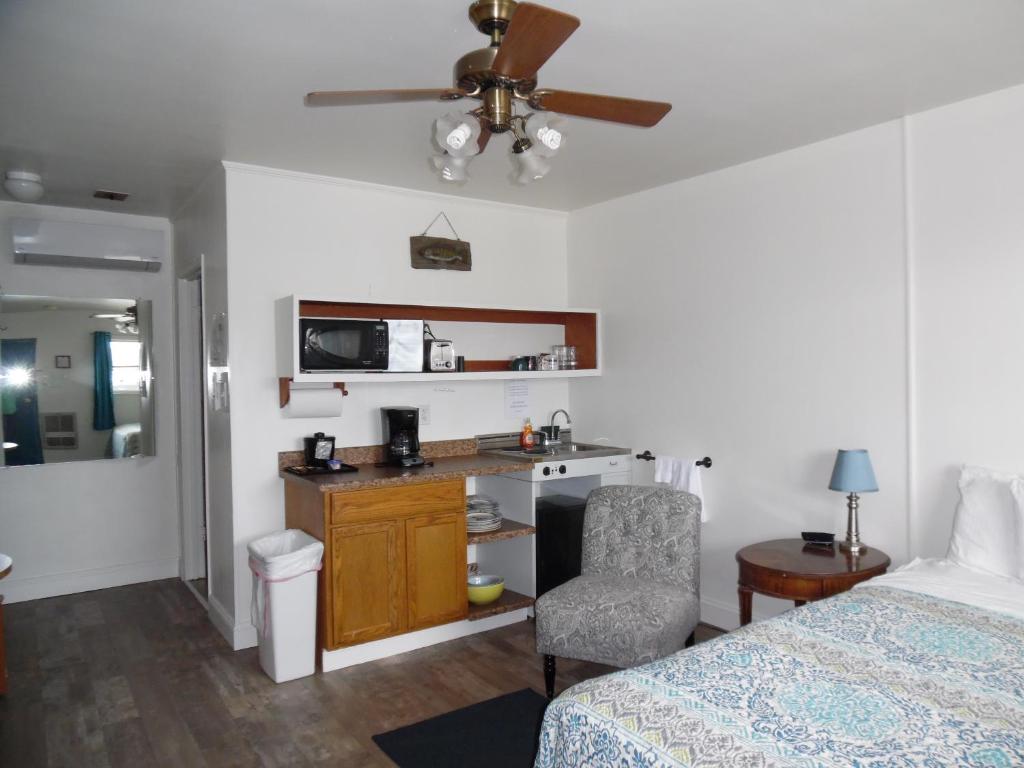 Wachapreague Inn - Motel Rooms - Queen Room