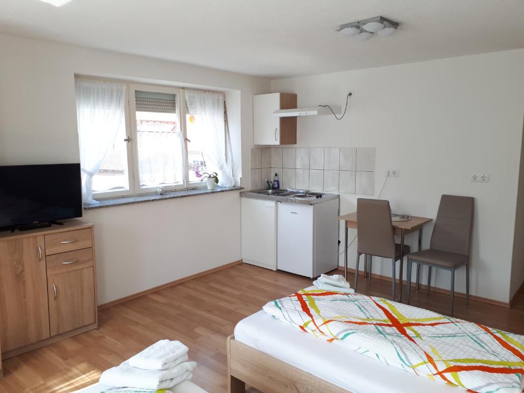 Gästehaus B & B27 und Pension Waldhorn - Housity