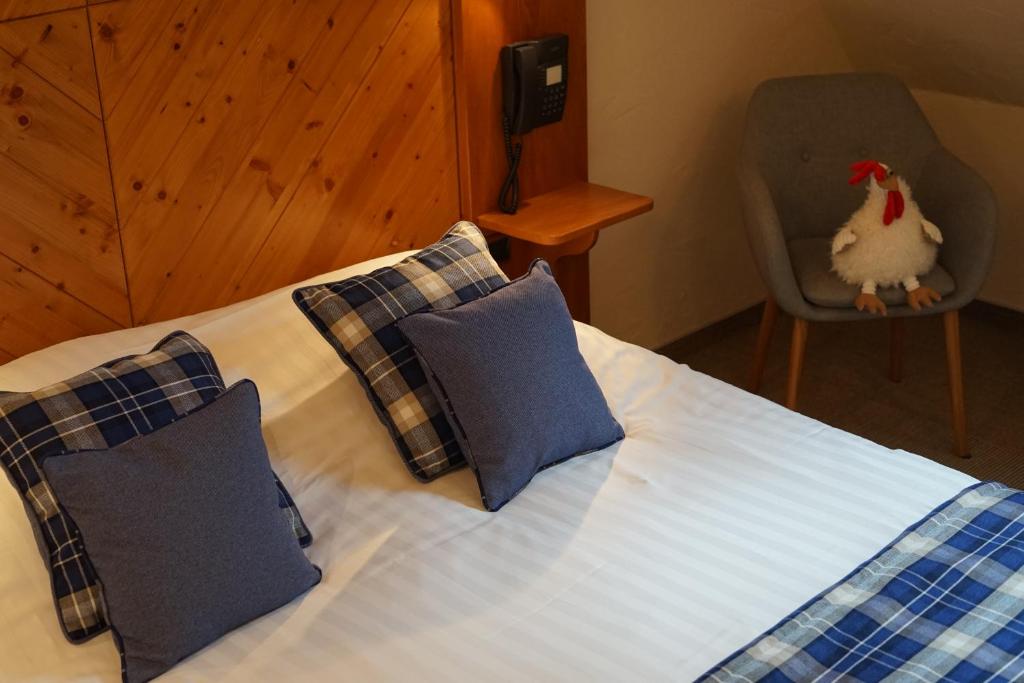 Postel nebo postele na pokoji v ubytování Hôtel Le Riquewihr
