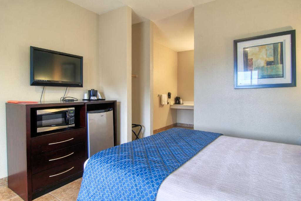 Postel nebo postele na pokoji v ubytování Alister Square Inn