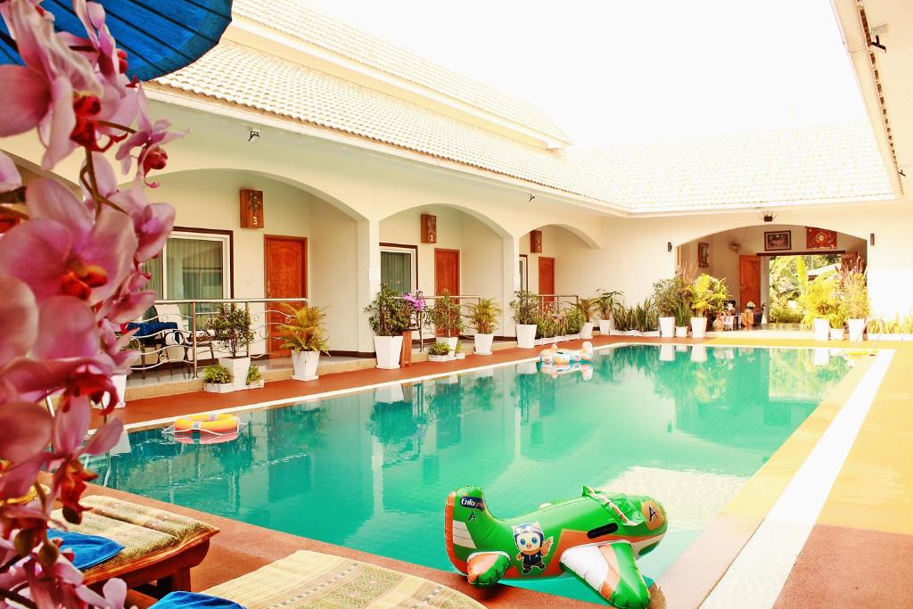 una piscina en un hotel con una tortuga verde en el agua en Nok resort & hotel, en Ban Thung Khao Tok