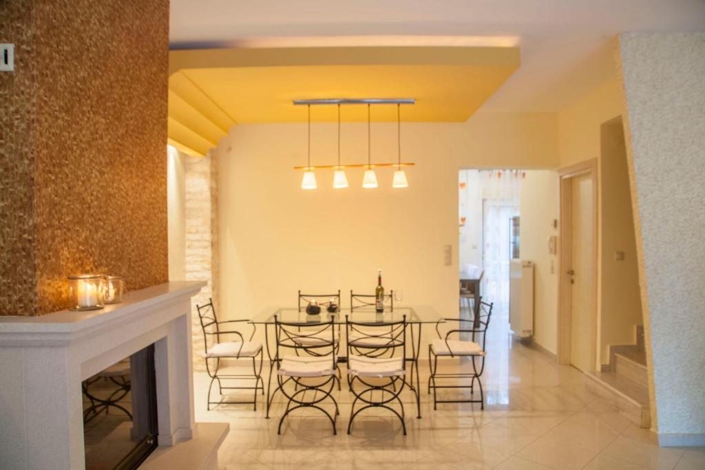 a dining room and kitchen with a table and chairs at Luxurious west side maisonette in Alexandroupolis in Alexandroupoli