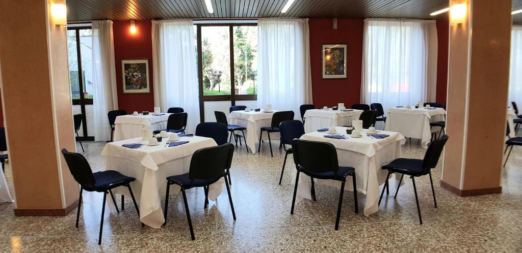 Reštaurácia alebo iné gastronomické zariadenie v ubytovaní Hotel Terme di Castel San Pietro
