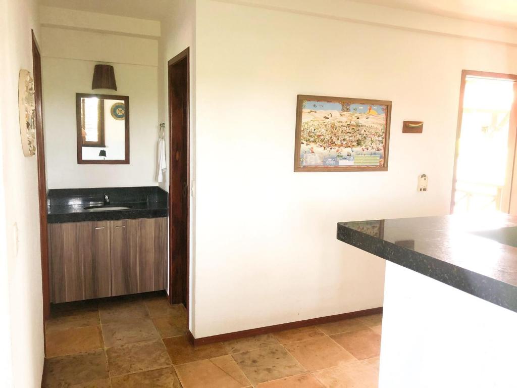 una cucina con bancone e lavandino in una stanza di Wind Villa Cumbuco - Apartamento a Cumbuco