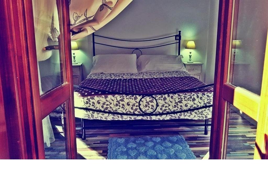 1 dormitorio pequeño con 1 cama en una habitación en Le Logge del Banditore, en Anagni
